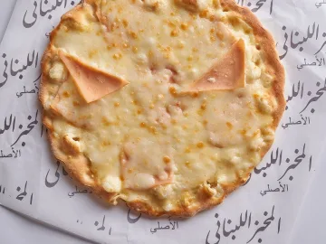 منقوشة جبنة مع حبش مدخن