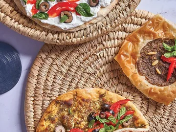 منقوشة زعتر مع خضره