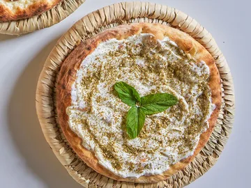 منقوشة لبنة مع زعتر